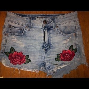 american eagle jean shorts with rose patches